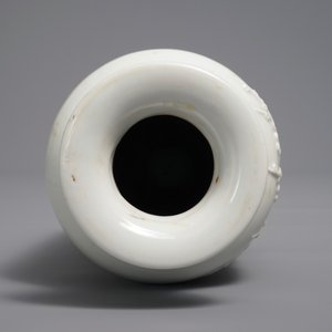 Un vase de forme rouleau en porcelaine blanc de Chine de Dehua, Kangxi — photo 6