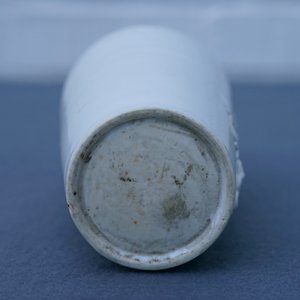 Un vase de forme rouleau en porcelaine blanc de Chine de Dehua, Kangxi — photo 9