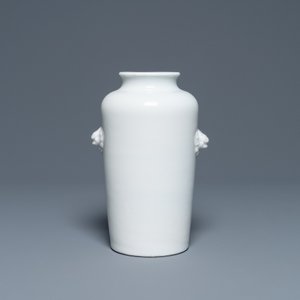 Un vase de forme rouleau en porcelaine blanc de Chine, Kangxi — photo 2
