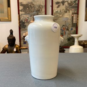 Un vase de forme rouleau en porcelaine blanc de Chine, Kangxi — photo 8