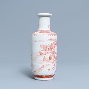 Un vase de forme rouleau en porcelaine de Chine à décor d'un paysage en rouge de fer, Kangxi — photo 2