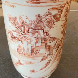 Un vase de forme rouleau en porcelaine de Chine à décor d'un paysage en rouge de fer, Kangxi — photo 26