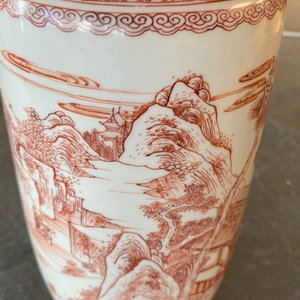 Un vase de forme rouleau en porcelaine de Chine à décor d'un paysage en rouge de fer, Kangxi — photo 28