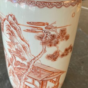 Un vase de forme rouleau en porcelaine de Chine à décor d'un paysage en rouge de fer, Kangxi — photo 31