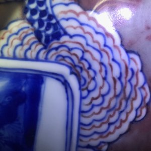 Un vase de forme rouleau en porcelaine de Chine bleu, blanc et rouge, Kangxi — photo 17