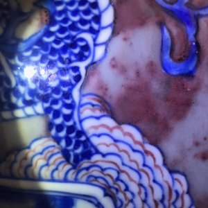 Un vase de forme rouleau en porcelaine de Chine bleu, blanc et rouge, Kangxi — photo 18