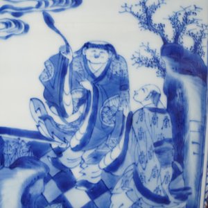 Un vase de forme rouleau en porcelaine de Chine bleu, blanc et rouge, Kangxi — photo 27