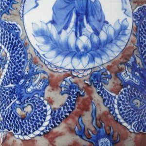 Un vase de forme rouleau en porcelaine de Chine bleu, blanc et rouge, Kangxi — photo 28