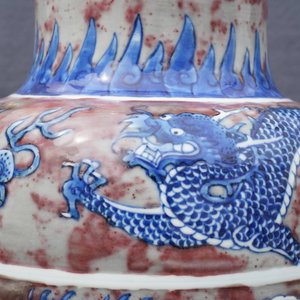 Un vase de forme rouleau en porcelaine de Chine bleu, blanc et rouge, Kangxi — photo 30