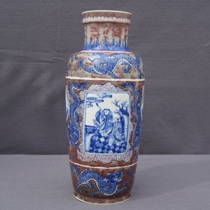 Un vase de forme rouleau en porcelaine de Chine bleu, blanc et rouge, Kangxi — photo 33