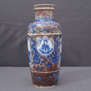 Un vase de forme rouleau en porcelaine de Chine bleu, blanc et rouge, Kangxi — photo 34