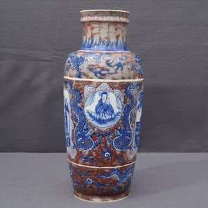 Un vase de forme rouleau en porcelaine de Chine bleu, blanc et rouge, Kangxi — photo 36