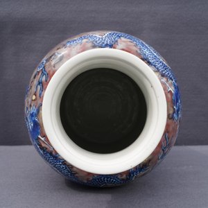 Un vase de forme rouleau en porcelaine de Chine bleu, blanc et rouge, Kangxi — photo 38