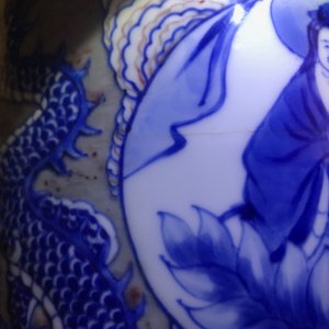 Un vase de forme rouleau en porcelaine de Chine bleu, blanc et rouge, Kangxi — photo 7
