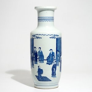 Un vase de forme rouleau en porcelaine de Chine bleu et blanc, 19/20ème — photo 1