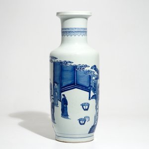 Un vase de forme rouleau en porcelaine de Chine bleu et blanc, 19/20ème — photo 2
