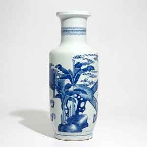 Un vase de forme rouleau en porcelaine de Chine bleu et blanc, 19/20ème — photo 3
