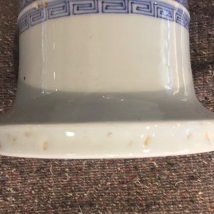 Un vase de forme rouleau en porcelaine de Chine bleu et blanc, 19/20ème — photo 8