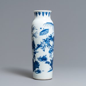 Un vase de forme rouleau en porcelaine de Chine bleu et blanc à décor figuratif, époque Transition — photo 1