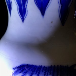 Un vase de forme rouleau en porcelaine de Chine bleu et blanc à décor figuratif, époque Transition — photo 14