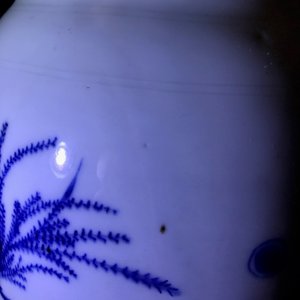 Un vase de forme rouleau en porcelaine de Chine bleu et blanc à décor figuratif, époque Transition — photo 16