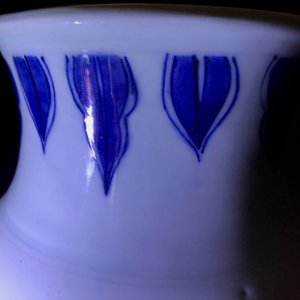 Un vase de forme rouleau en porcelaine de Chine bleu et blanc à décor figuratif, époque Transition — photo 17