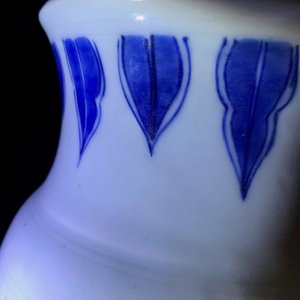 Un vase de forme rouleau en porcelaine de Chine bleu et blanc à décor figuratif, époque Transition — photo 18