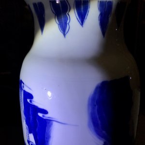 Un vase de forme rouleau en porcelaine de Chine bleu et blanc à décor figuratif, époque Transition — photo 22