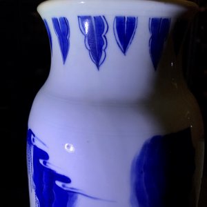Un vase de forme rouleau en porcelaine de Chine bleu et blanc à décor figuratif, époque Transition — photo 23