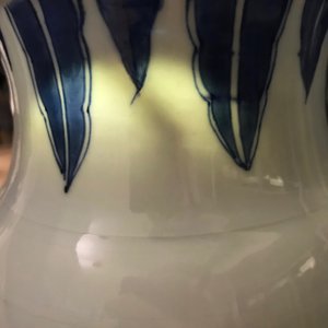 Un vase de forme rouleau en porcelaine de Chine bleu et blanc à décor figuratif, époque Transition — photo 14