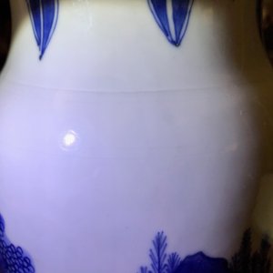 Un vase de forme rouleau en porcelaine de Chine bleu et blanc à décor figuratif, époque Transition — photo 15