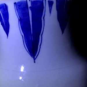 Un vase de forme rouleau en porcelaine de Chine bleu et blanc à décor figuratif, époque Transition — photo 21