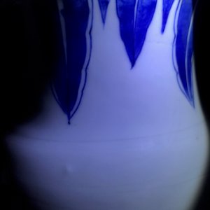 Un vase de forme rouleau en porcelaine de Chine bleu et blanc à décor figuratif, époque Transition — photo 22