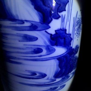 Un vase de forme rouleau en porcelaine de Chine bleu et blanc à décor figuratif, époque Transition — photo 26