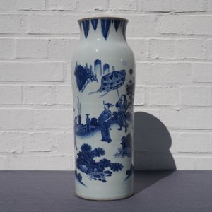 Un vase de forme rouleau en porcelaine de Chine bleu et blanc à décor figuratif, époque Transition — photo 7