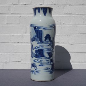 Un vase de forme rouleau en porcelaine de Chine bleu et blanc à décor figuratif, époque Transition — photo 9