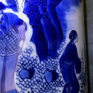 Un vase de forme rouleau en porcelaine de Chine bleu et blanc à décor figuratif, époque Transition — photo 13
