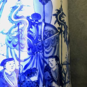 Un vase de forme rouleau en porcelaine de Chine bleu et blanc à décor figuratif, époque Transition — photo 15