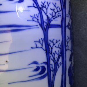 Un vase de forme rouleau en porcelaine de Chine bleu et blanc à décor figuratif, époque Transition — photo 17