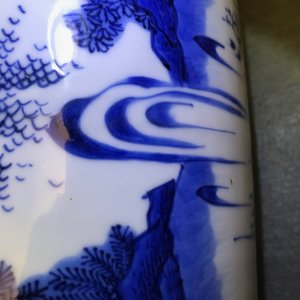 Un vase de forme rouleau en porcelaine de Chine bleu et blanc à décor figuratif, époque Transition — photo 18