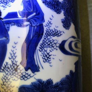 Un vase de forme rouleau en porcelaine de Chine bleu et blanc à décor figuratif, époque Transition — photo 19