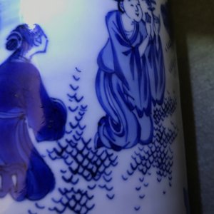 Un vase de forme rouleau en porcelaine de Chine bleu et blanc à décor figuratif, époque Transition — photo 23
