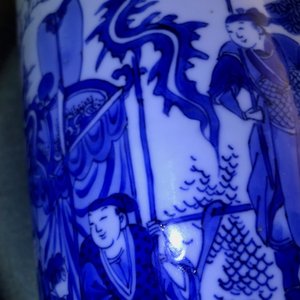 Un vase de forme rouleau en porcelaine de Chine bleu et blanc à décor figuratif, époque Transition — photo 25