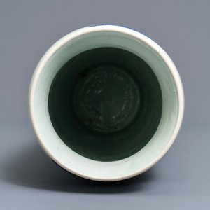 Un vase de forme rouleau en porcelaine de Chine bleu et blanc à décor figuratif, époque Transition — photo 5