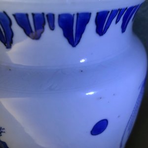 Un vase de forme rouleau en porcelaine de Chine bleu et blanc à décor figuratif, époque Transition — photo 8