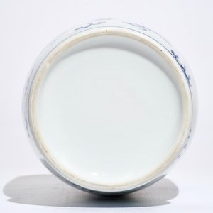 Un vase de forme rouleau en porcelaine de Chine bleu et blanc aux dragons, 19/20ème — photo 5