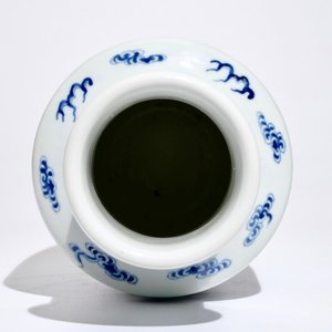 Un vase de forme rouleau en porcelaine de Chine bleu et blanc aux dragons, 19/20ème — photo 6