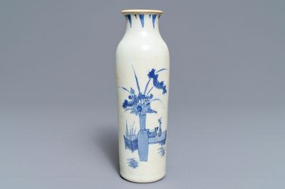 Un vase de forme rouleau en porcelaine de Chine bleu et blanc du Hatcher cargo, époque Transition