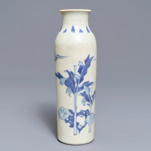 Un vase de forme rouleau en porcelaine de Chine bleu et blanc du Hatcher cargo, époque Transition — photo 3