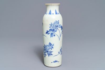 Un vase de forme rouleau en porcelaine de Chine bleu et blanc du Hatcher cargo, époque Transition